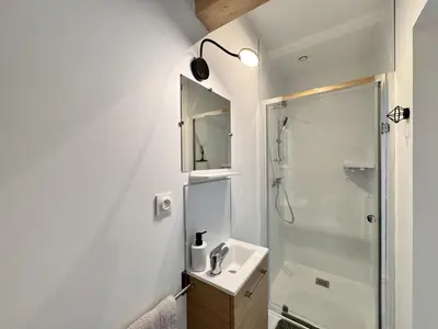 Salle de bains dans l'établissement Chambres privées avec salle d'eau, clim, TV - Proche circuit - Campagne - 2p
