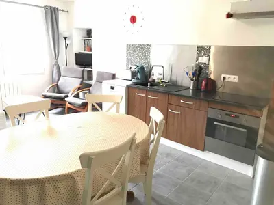 Cuisine ou kitchenette dans l'établissement Maison rénovée en tuffeau