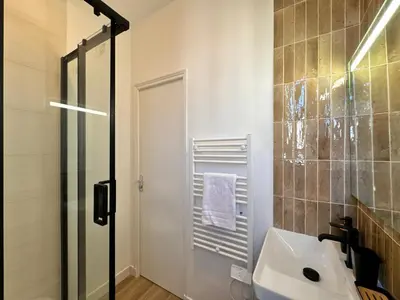 Salle de bains dans l'établissement Les studios de la gare - Centre Le Mans - Calme