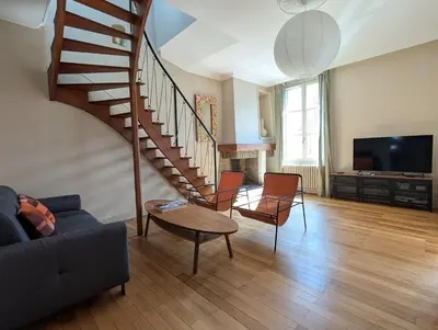 Télévision ou salle de divertissement dans l'établissement Les Maisons d'Amboise