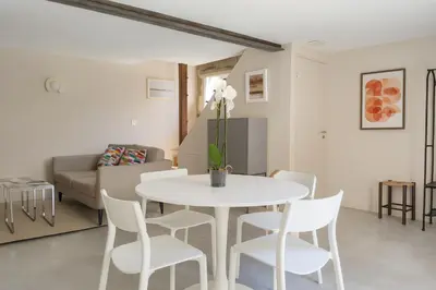 Coin salon dans l'établissement Maison de Charme & Cour Privée dans le Cœur Historique d'Amboise