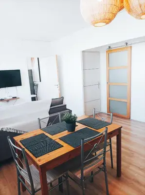 Télévision ou salle de divertissement dans l'établissement Bel appartement tout équipé