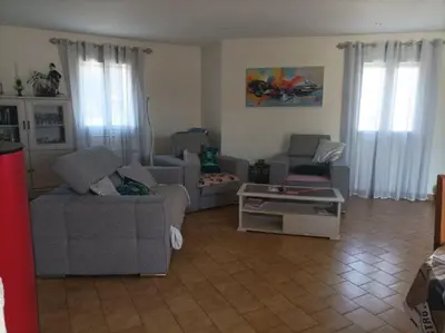 Coin salon dans l'établissement maison proche du circuit du mans