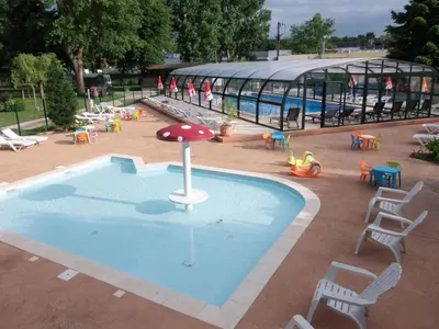 Piscine de l'établissement ZEcamping 4 étoiles dog friendly bar piscine couverte ou située à proximité