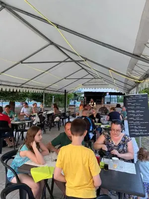 Clients de l'établissement ZEcamping 4 étoiles dog friendly bar piscine couverte