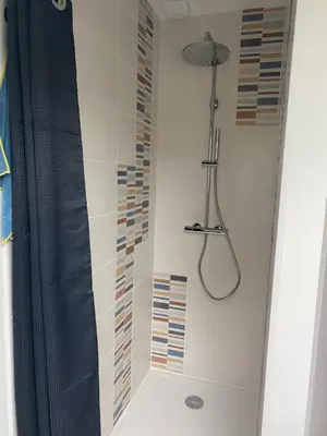 Salle de bains dans l'établissement Duplex l Auvetia 150 m circuit 24 h