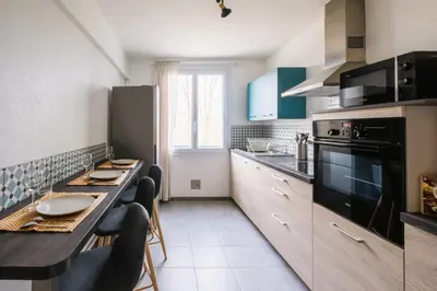 Cuisine ou kitchenette dans l'établissement Le Grandmont - 100m du parc - au pied de la faculté des sciences