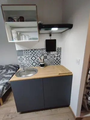 Cuisine ou kitchenette dans l'établissement La room