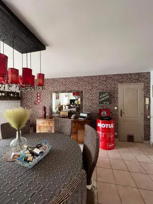 Cuisine ou kitchenette dans l'établissement Maison proche du Circuit des 24h