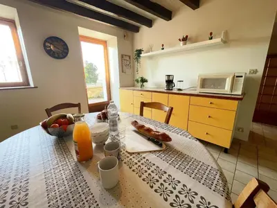 Cuisine ou kitchenette dans l'établissement Gîte viticole tout inclus, jardin 3000m², vélos offerts, proche Saumur-Chinon-Langeais - FR-1-381-606