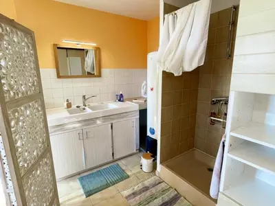 Salle de bains dans l'établissement Gîte viticole tout inclus, jardin 3000m², vélos offerts, proche Saumur-Chinon-Langeais - FR-1-381-606
