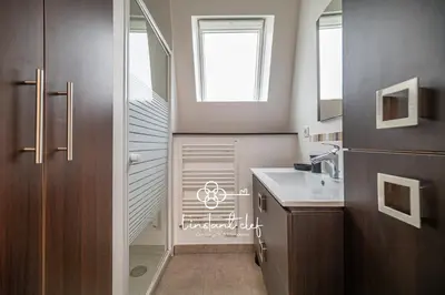 Salle de bains dans l'établissement Cocon Urbain au coeur du Mans - Parking & Jardin - L'Instant Clef
