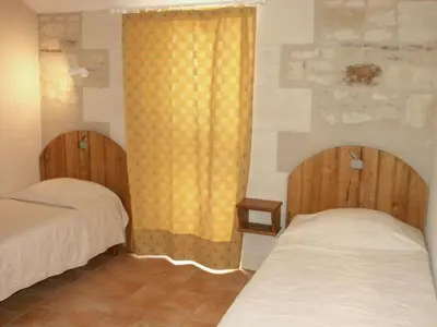 Un ou plusieurs lits dans un hébergement de l'établissement Gîte familial en forêt près de Chinon - FR-1-381-232