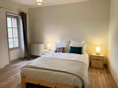 Un ou plusieurs lits dans un hébergement de l'établissement Superbe Triplex rénové à Blois avec Wi-Fi inclus - FR-1-491-455