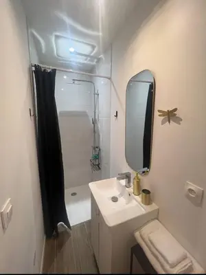 Salle de bains dans l'établissement Chambre indépendante proche du Circuit des 24h et du Pôle Européen du Cheval