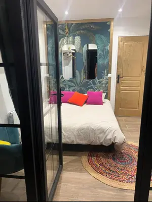 Un ou plusieurs lits dans un hébergement de l'établissement Chambre indépendante proche du Circuit des 24h et du Pôle Européen du Cheval