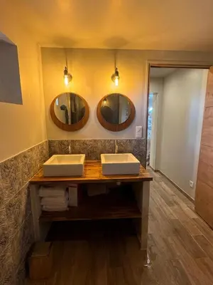 Salle de bains dans l'établissement Gite 4 a 6 pers avec piscine Vendome
