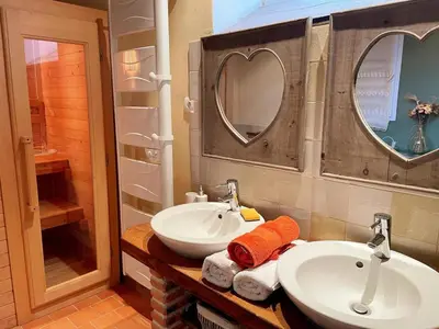 Salle de bains dans l'établissement Gîte chaleureux avec sauna, près des châteaux de la Loire - FR-1-491-456