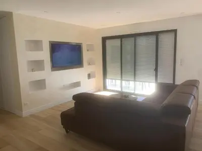 Coin salon dans l'établissement Maison de plein pied à Arnage proche du circuit