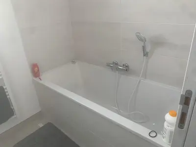 Salle de bains dans l'établissement Maison de plein pied à Arnage proche du circuit