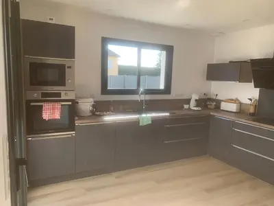 Cuisine ou kitchenette dans l'établissement Maison de plein pied à Arnage proche du circuit
