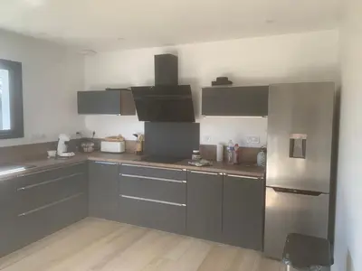Cuisine ou kitchenette dans l'établissement Maison de plein pied à Arnage proche du circuit