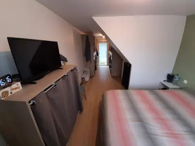 Télévision ou salle de divertissement dans l'établissement Maison 8 pers proche Le Mans centre, circuit 24H et Boulerie JUMP