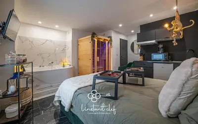 Un ou plusieurs lits dans un hébergement de l'établissement Love au Mans - Sauna, Jacuzzi & Parking privé