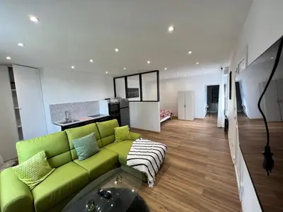 Télévision ou salle de divertissement dans l'établissement Magnifique appartement