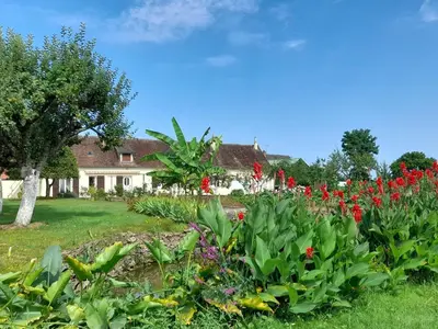 Jardin de l'établissement Gîte spacieux avec jardin, WiFi, animaux admis - FR-1-410-462