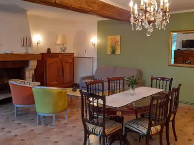 Coin salon dans l'établissement Gîte spacieux avec jardin, WiFi, animaux admis - FR-1-410-462