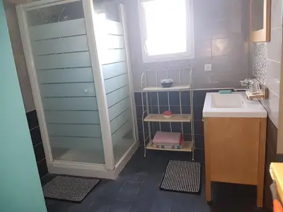 Salle de bains dans l'établissement Maison proche du Circuit des 24h