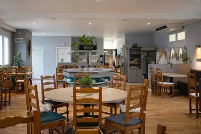 Restaurant ou autre lieu de restauration dans l'établissement L Escale