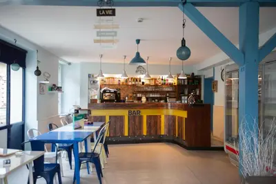 Restaurant ou autre lieu de restauration dans l'établissement L Escale