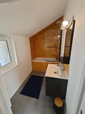 Salle de bains dans l'établissement La Léonard île au coeur de l île d or logement avec chambre climatisée