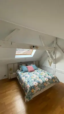 Un ou plusieurs lits dans un hébergement de l'établissement La Léonard île au coeur de l île d or logement avec chambre climatisée