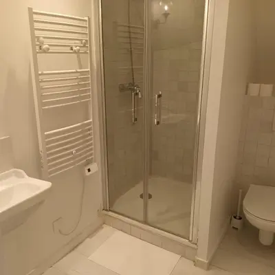 Salle de bains dans l'établissement Le Perchoir des Prébendes - wifi - TV