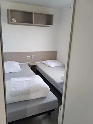 Un ou plusieurs lits dans un hébergement de l'établissement Joli mobilhome 7 places, 3 chambres Blois Amboise Piscine