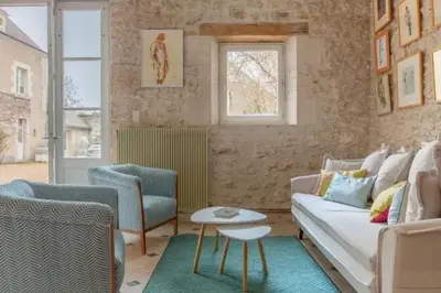 Coin salon dans l'établissement Maison avec jardin à Cellettes, 150 m², local à vélos
