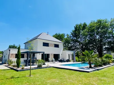 Piscine de l'établissement Villa 10 min du circuit des 24h du Mans ou située à proximité