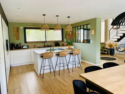 Cuisine ou kitchenette dans l'établissement Villa 10 min du circuit des 24h du Mans