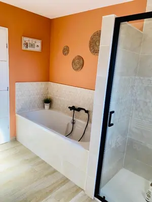 Salle de bains dans l'établissement Villa 10 min du circuit des 24h du Mans