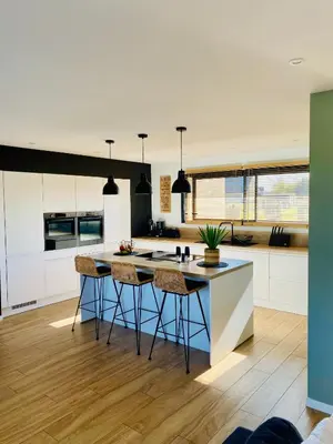 Cuisine ou kitchenette dans l'établissement Villa 10 min du circuit des 24h du Mans