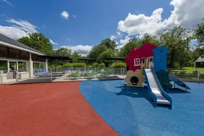 Piscine de l'établissement ZEcamping 3 étoiles dog friendly piscine couverte ou située à proximité