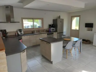 Cuisine ou kitchenette dans l'établissement Location 24h du Mans