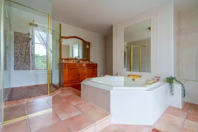 Salle de bains dans l'établissement Superbe Château du 19eme en Touraine 15 p