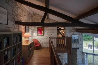 Bibliothèque dans la maison de vacances