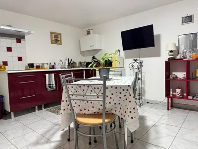 Cuisine ou kitchenette dans l'établissement Charmant appartement cozy - idéal pour séjour confortable