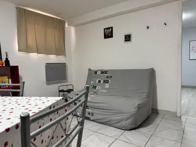 Coin salon dans l'établissement Charmant appartement cozy - idéal pour séjour confortable
