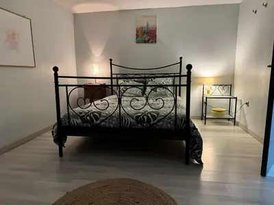 Un ou plusieurs lits dans un hébergement de l'établissement Charmant appartement cozy - idéal pour séjour confortable